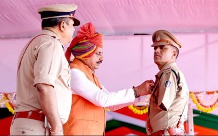 मुख्यमंत्री डॉ. यादव ने पुलिस और होमगार्ड के अधिकारियों-कर्मचारियों को राष्ट्रपति द्वारा प्रदत्त पदक किए प्रदान