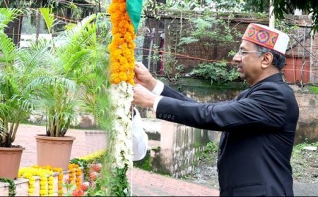 आयुक्त श्री मनीष सिंह ने जनसम्पर्क में किया ध्वजारोहण