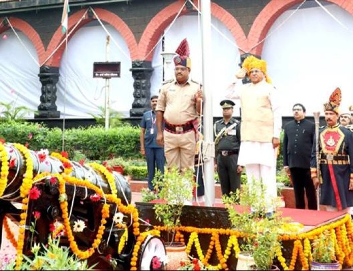 राज्यपाल श्री पटेल ने लोकभवन में किया ध्वजारोहण